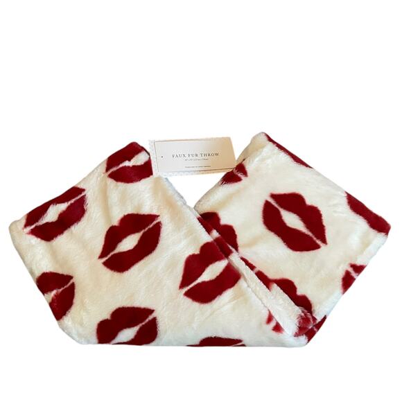 NEW Cupcakes & Cashmere LIPS Faux Fur Throw Blanket 50x70 Red & White Valentine - Picture 1 of 16